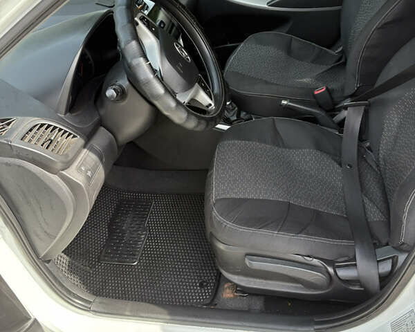 Белый Хендай Акцент, объемом двигателя 1.4 л и пробегом 317 тыс. км за 6100 $, фото 7 на Automoto.ua