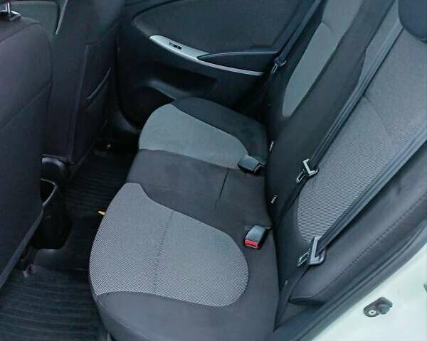 Белый Хендай Акцент, объемом двигателя 1.4 л и пробегом 219 тыс. км за 6300 $, фото 11 на Automoto.ua