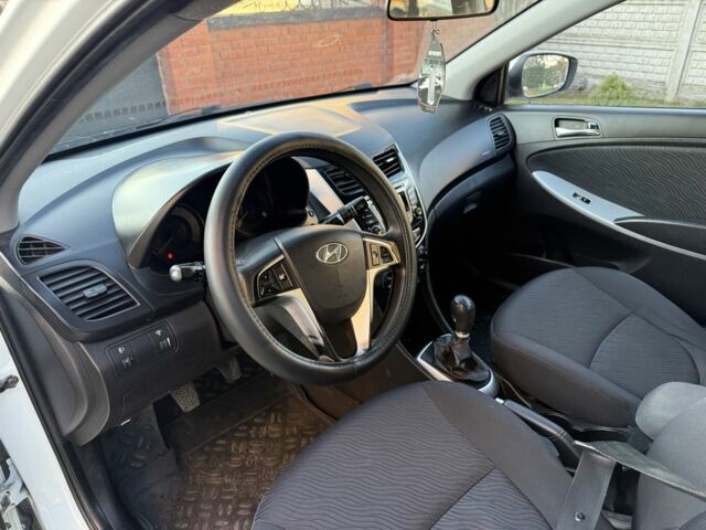 Білий Хендай Акцент, об'ємом двигуна 1.4 л та пробігом 220 тис. км за 5450 $, фото 3 на Automoto.ua