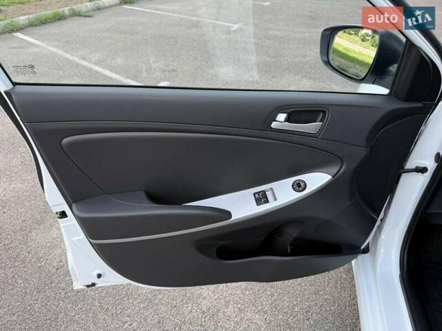 Білий Хендай Акцент, об'ємом двигуна 1.4 л та пробігом 38 тис. км за 11600 $, фото 37 на Automoto.ua