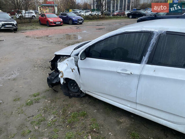 Белый Хендай Акцент, объемом двигателя 1.59 л и пробегом 110 тыс. км за 5900 $, фото 2 на Automoto.ua