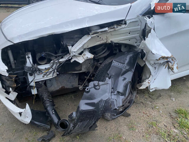 Белый Хендай Акцент, объемом двигателя 1.59 л и пробегом 110 тыс. км за 5900 $, фото 6 на Automoto.ua