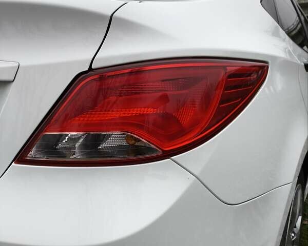 Белый Хендай Акцент, объемом двигателя 1.4 л и пробегом 92 тыс. км за 9499 $, фото 21 на Automoto.ua