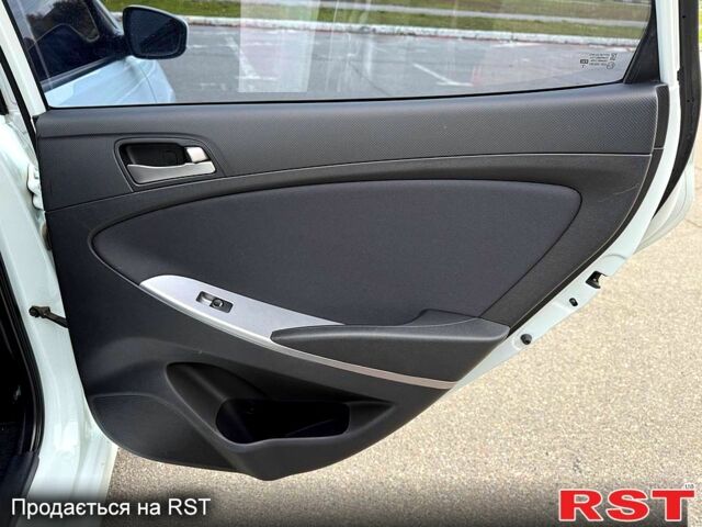 Білий Хендай Акцент, об'ємом двигуна 1.4 л та пробігом 64 тис. км за 12800 $, фото 10 на Automoto.ua