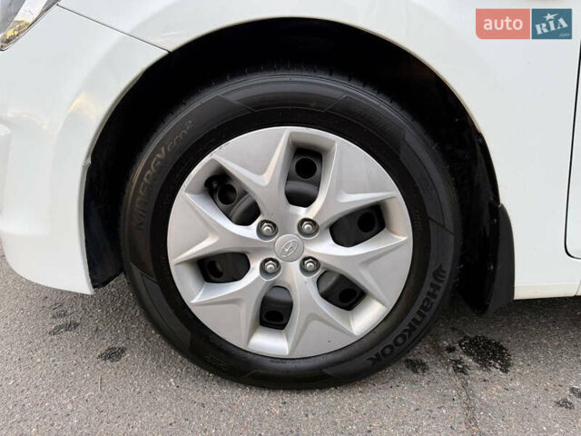 Белый Хендай Акцент, объемом двигателя 1.4 л и пробегом 64 тыс. км за 12800 $, фото 16 на Automoto.ua