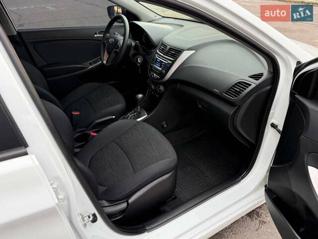 Белый Хендай Акцент, объемом двигателя 1.4 л и пробегом 64 тыс. км за 12800 $, фото 29 на Automoto.ua