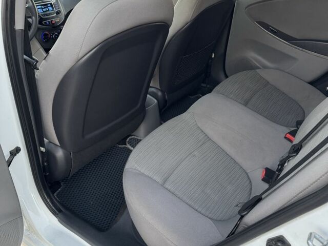 Белый Хендай Акцент, объемом двигателя 1.6 л и пробегом 165 тыс. км за 7400 $, фото 12 на Automoto.ua