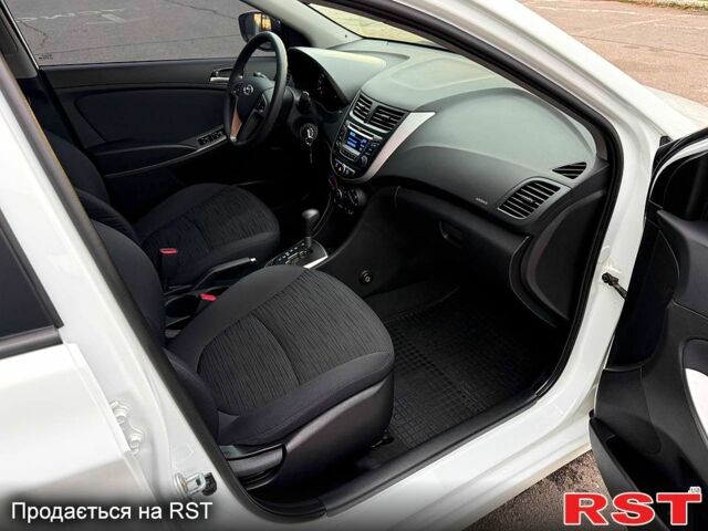 Білий Хендай Акцент, об'ємом двигуна 1.4 л та пробігом 64 тис. км за 12800 $, фото 11 на Automoto.ua