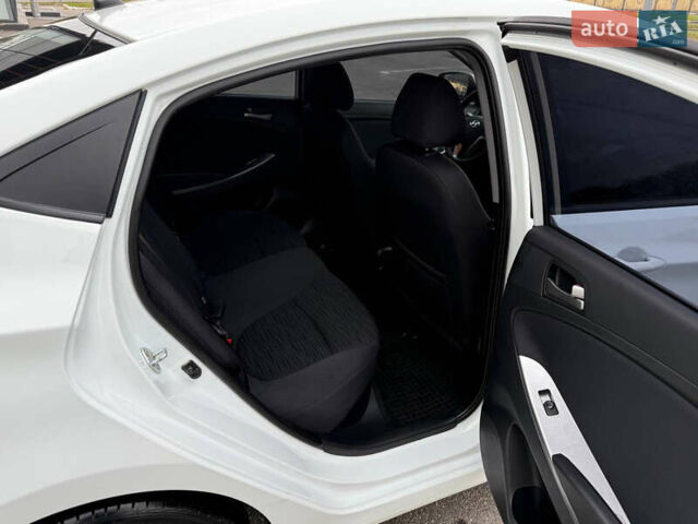 Белый Хендай Акцент, объемом двигателя 1.4 л и пробегом 64 тыс. км за 12800 $, фото 26 на Automoto.ua