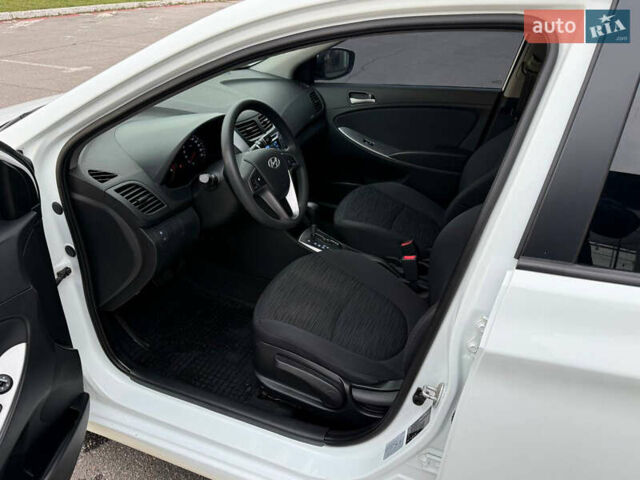 Белый Хендай Акцент, объемом двигателя 1.4 л и пробегом 64 тыс. км за 12800 $, фото 20 на Automoto.ua