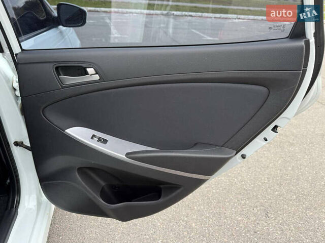 Белый Хендай Акцент, объемом двигателя 1.4 л и пробегом 64 тыс. км за 12800 $, фото 27 на Automoto.ua