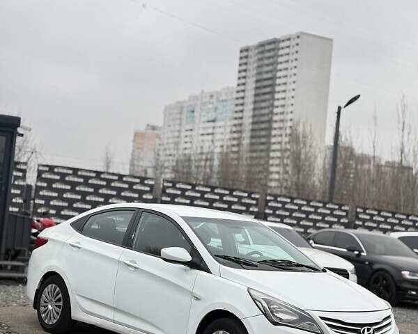 Белый Хендай Акцент, объемом двигателя 1.4 л и пробегом 230 тыс. км за 4750 $, фото 1 на Automoto.ua