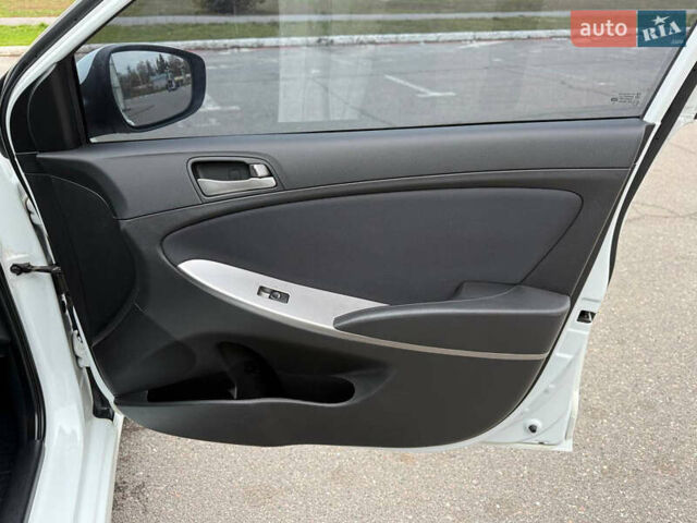 Белый Хендай Акцент, объемом двигателя 1.4 л и пробегом 64 тыс. км за 12800 $, фото 28 на Automoto.ua