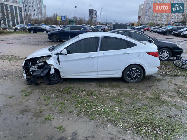 Белый Хендай Акцент, объемом двигателя 1.59 л и пробегом 110 тыс. км за 5900 $, фото 3 на Automoto.ua