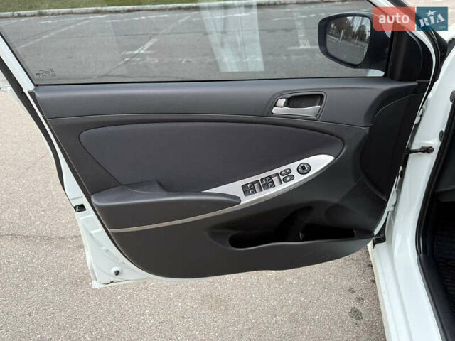 Белый Хендай Акцент, объемом двигателя 1.4 л и пробегом 64 тыс. км за 12800 $, фото 19 на Automoto.ua