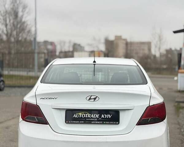Белый Хендай Акцент, объемом двигателя 1.4 л и пробегом 230 тыс. км за 4750 $, фото 4 на Automoto.ua