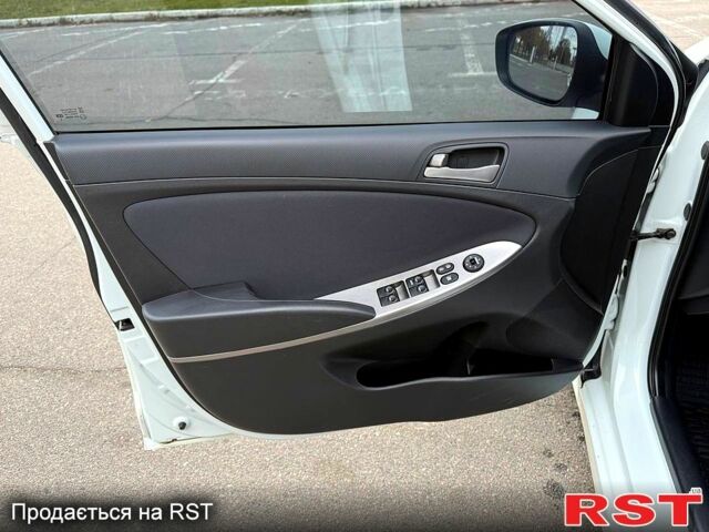 Білий Хендай Акцент, об'ємом двигуна 1.4 л та пробігом 64 тис. км за 12800 $, фото 8 на Automoto.ua