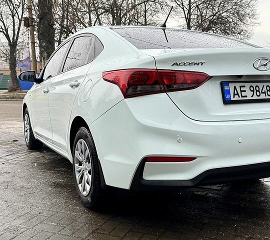 Белый Хендай Акцент, объемом двигателя 1.4 л и пробегом 128 тыс. км за 9800 $, фото 2 на Automoto.ua