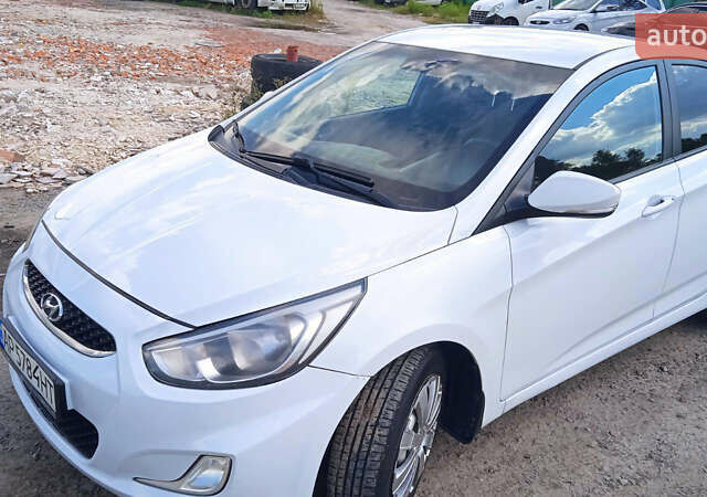 Белый Хендай Акцент, объемом двигателя 1.4 л и пробегом 220 тыс. км за 6500 $, фото 3 на Automoto.ua