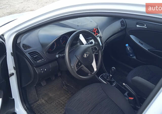 Белый Хендай Акцент, объемом двигателя 1.4 л и пробегом 220 тыс. км за 6500 $, фото 1 на Automoto.ua