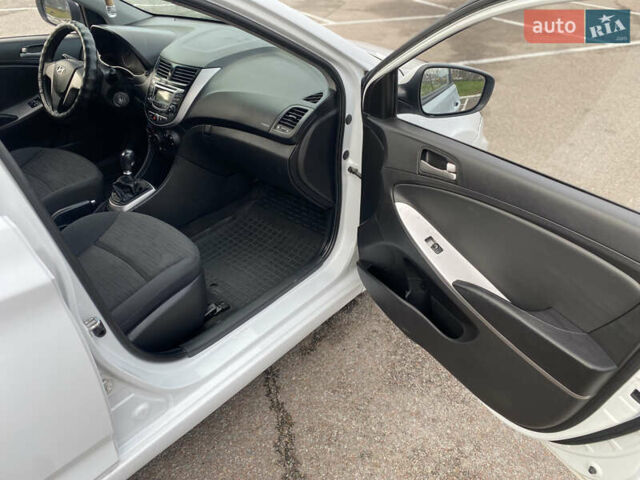 Білий Хендай Акцент, об'ємом двигуна 1.37 л та пробігом 200 тис. км за 6000 $, фото 17 на Automoto.ua
