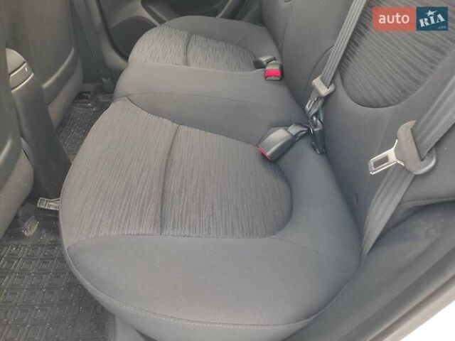 Білий Хендай Акцент, об'ємом двигуна 1.37 л та пробігом 61 тис. км за 10500 $, фото 16 на Automoto.ua