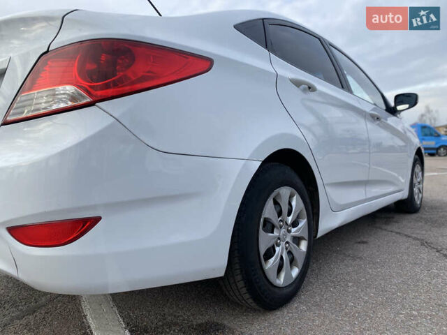 Білий Хендай Акцент, об'ємом двигуна 1.37 л та пробігом 200 тис. км за 6000 $, фото 10 на Automoto.ua