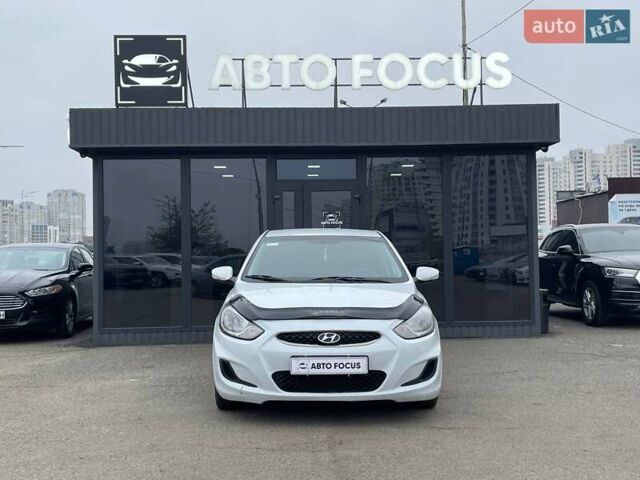 Белый Хендай Акцент, объемом двигателя 1.4 л и пробегом 208 тыс. км за 6990 $, фото 2 на Automoto.ua