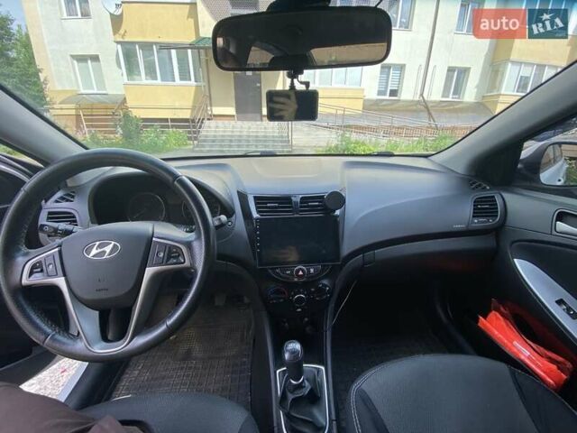 Белый Хендай Акцент, объемом двигателя 1.58 л и пробегом 94 тыс. км за 10300 $, фото 3 на Automoto.ua
