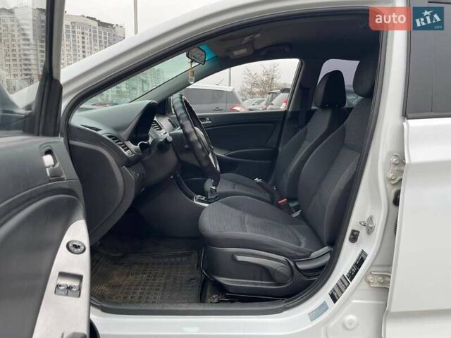 Белый Хендай Акцент, объемом двигателя 1.4 л и пробегом 208 тыс. км за 6990 $, фото 7 на Automoto.ua