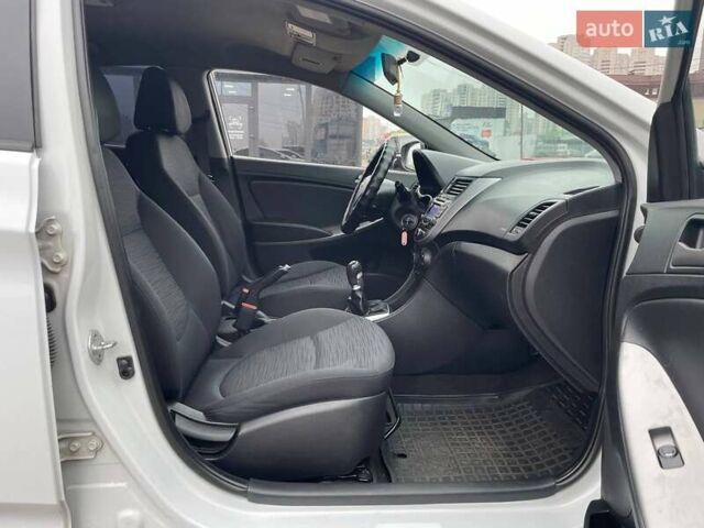 Белый Хендай Акцент, объемом двигателя 1.4 л и пробегом 208 тыс. км за 6990 $, фото 10 на Automoto.ua