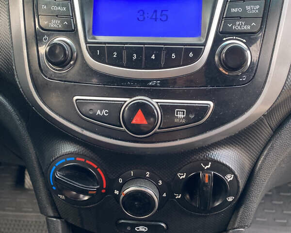 Білий Хендай Акцент, об'ємом двигуна 1.37 л та пробігом 200 тис. км за 6000 $, фото 23 на Automoto.ua