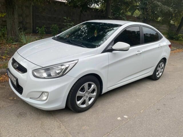 Белый Хендай Акцент, объемом двигателя 1.6 л и пробегом 185 тыс. км за 8600 $, фото 1 на Automoto.ua