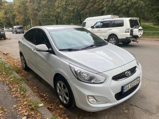 Белый Хендай Акцент, объемом двигателя 1.6 л и пробегом 185 тыс. км за 8600 $, фото 4 на Automoto.ua