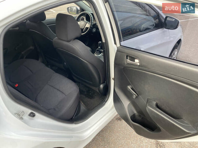 Білий Хендай Акцент, об'ємом двигуна 1.37 л та пробігом 200 тис. км за 6000 $, фото 20 на Automoto.ua