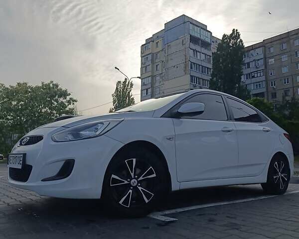 Белый Хендай Акцент, объемом двигателя 1.37 л и пробегом 77 тыс. км за 9600 $, фото 3 на Automoto.ua