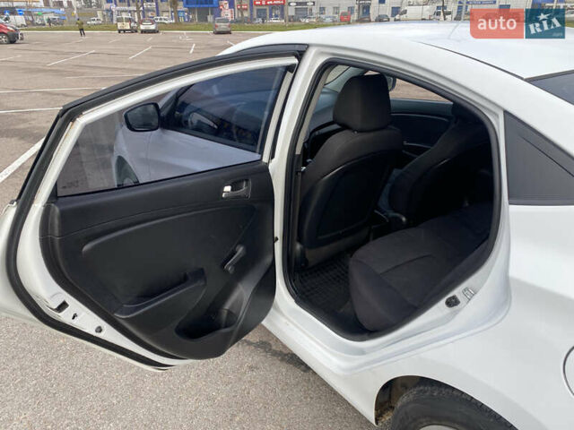 Білий Хендай Акцент, об'ємом двигуна 1.37 л та пробігом 200 тис. км за 6000 $, фото 25 на Automoto.ua