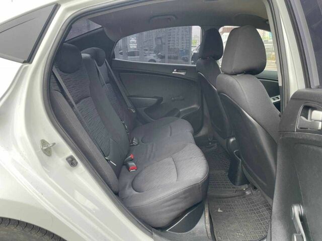 Белый Хендай Акцент, объемом двигателя 1.4 л и пробегом 208 тыс. км за 5990 $, фото 9 на Automoto.ua