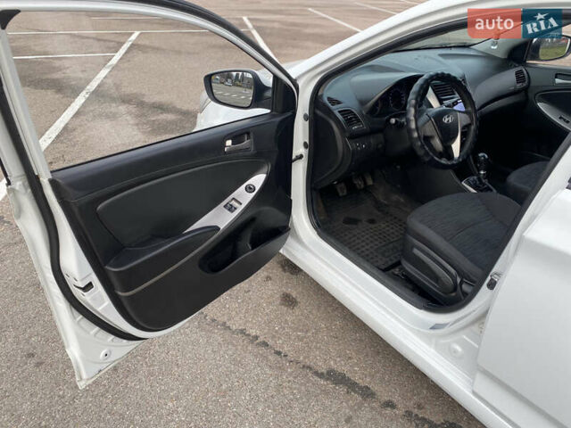 Білий Хендай Акцент, об'ємом двигуна 1.37 л та пробігом 200 тис. км за 6000 $, фото 18 на Automoto.ua