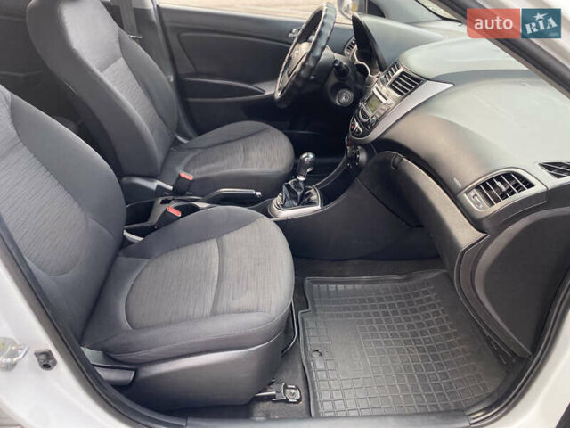 Білий Хендай Акцент, об'ємом двигуна 1.37 л та пробігом 200 тис. км за 6000 $, фото 16 на Automoto.ua