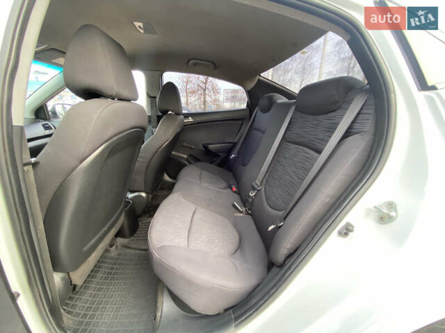 Білий Хендай Акцент, об'ємом двигуна 1.37 л та пробігом 200 тис. км за 6000 $, фото 21 на Automoto.ua
