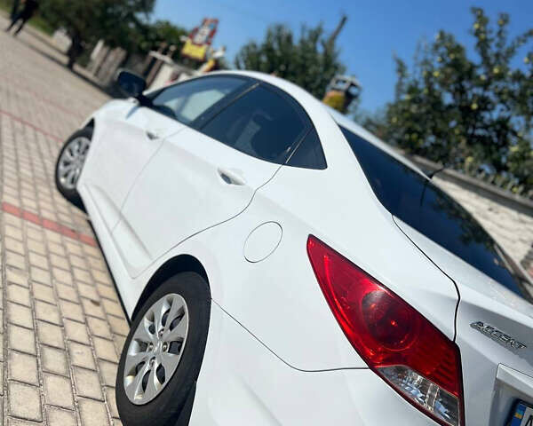 Білий Хендай Акцент, об'ємом двигуна 1.37 л та пробігом 205 тис. км за 6500 $, фото 4 на Automoto.ua