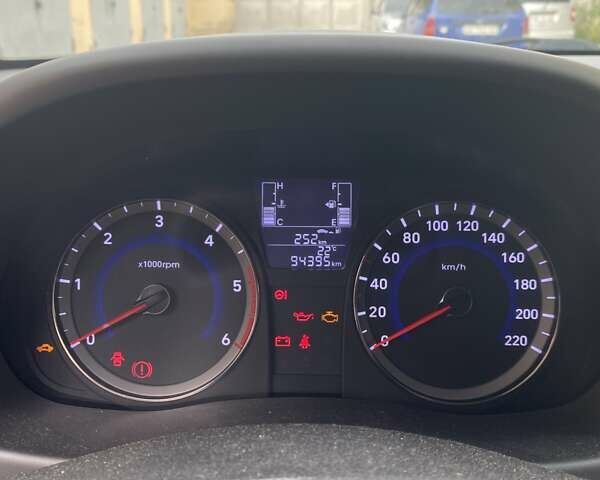 Белый Хендай Акцент, объемом двигателя 1.58 л и пробегом 94 тыс. км за 10300 $, фото 4 на Automoto.ua