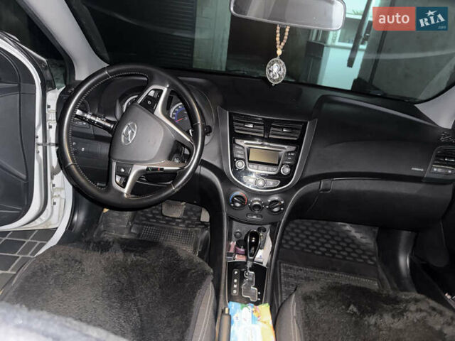 Белый Хендай Акцент, объемом двигателя 1.37 л и пробегом 57 тыс. км за 12500 $, фото 2 на Automoto.ua