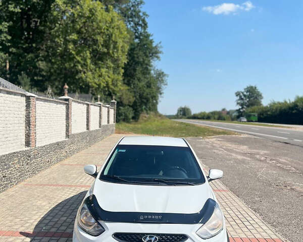 Білий Хендай Акцент, об'ємом двигуна 1.37 л та пробігом 205 тис. км за 6500 $, фото 1 на Automoto.ua