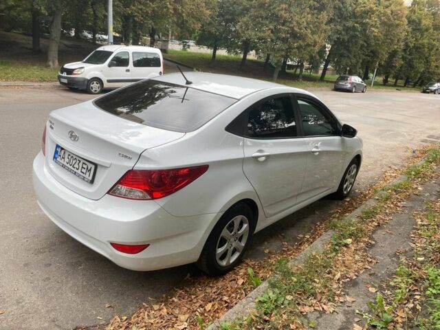 Белый Хендай Акцент, объемом двигателя 1.6 л и пробегом 185 тыс. км за 8600 $, фото 2 на Automoto.ua