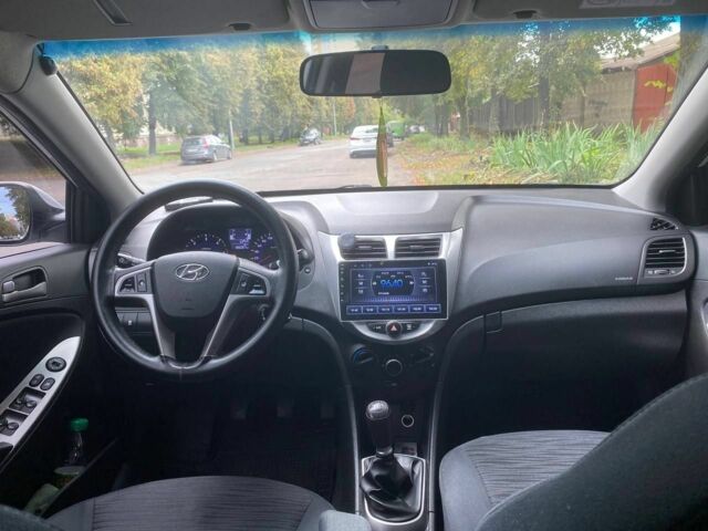 Белый Хендай Акцент, объемом двигателя 1.6 л и пробегом 185 тыс. км за 8600 $, фото 6 на Automoto.ua