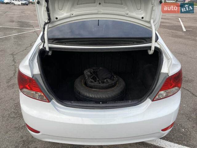 Білий Хендай Акцент, об'ємом двигуна 1.37 л та пробігом 200 тис. км за 6000 $, фото 14 на Automoto.ua