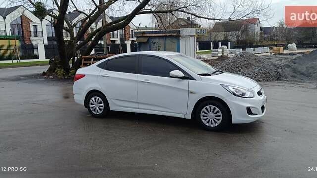 Белый Хендай Акцент, объемом двигателя 1.4 л и пробегом 235 тыс. км за 6400 $, фото 2 на Automoto.ua