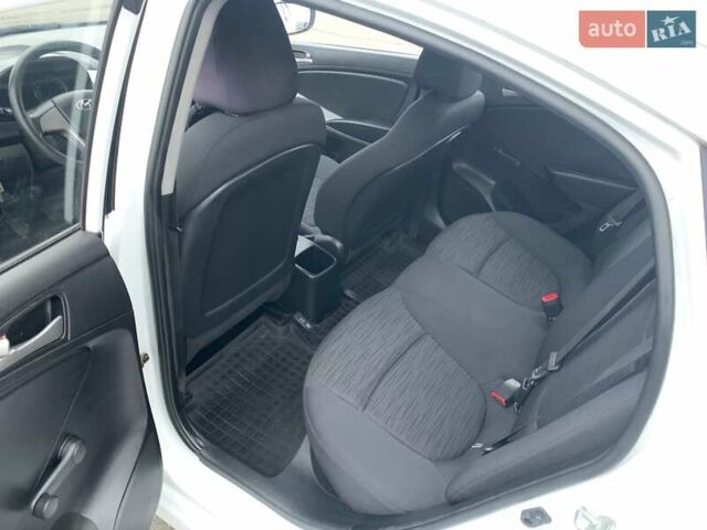 Белый Хендай Акцент, объемом двигателя 1.37 л и пробегом 185 тыс. км за 6100 $, фото 10 на Automoto.ua